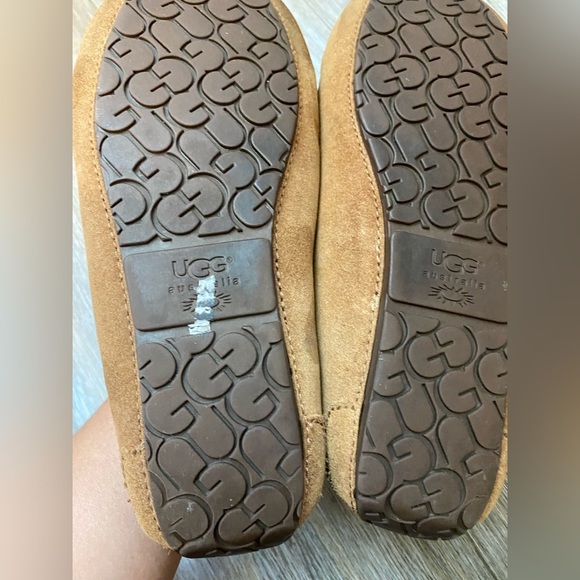 UGG DAKOTA MOCCASIN SLIPPERS
SIZE 5 - Picture 9 of 9